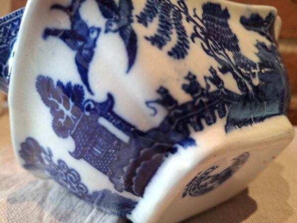 Detaljer af blåt Willow-mønster på kande