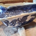 Fugle og bygninger i mønster på kanden