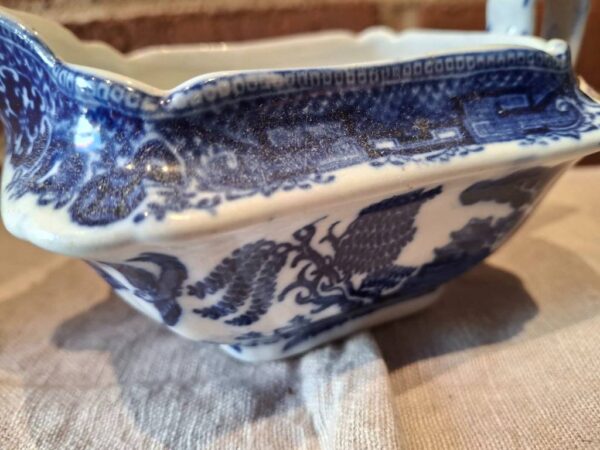 Fugle og bygninger i mønster på kanden