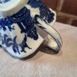 Porcelænshank med blå mønster og patina