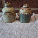 Retro salt- og peberfigurer i grønne nuancer