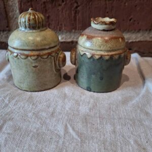 Retro salt- og peberfigurer i grønne nuancer