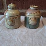 Grønne og beige keramiske figurer med mønster