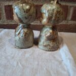 Side af keramiske salt og peber figurer med rustik glasur