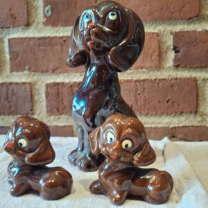 Keramisk sæt med hundefigur og hvalpe