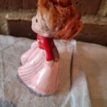 Sidevisning af pige figur med kjole detaljer