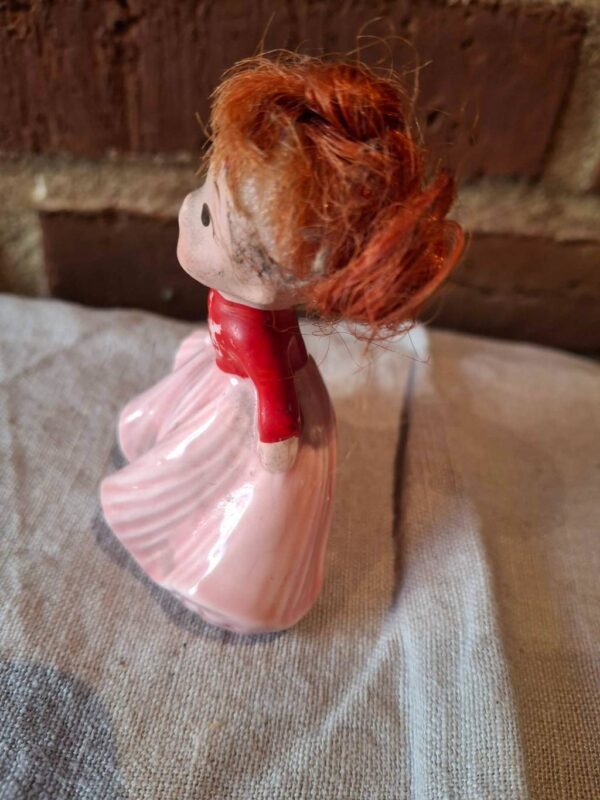 Sidevisning af pige figur med kjole detaljer