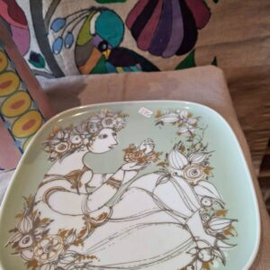 Kvinde med blomster i guld på Bjørn Wiinblad tallerken