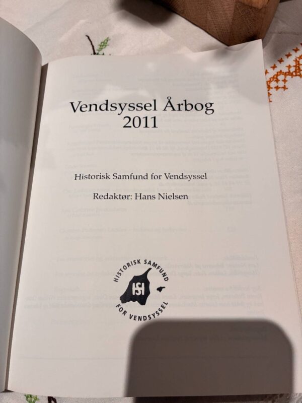 Inderside af Vendsyssel Årbog 2011 med tekst og logo