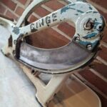 Detaljebillede af Ginge brødskærer med rustfri klinge og patina