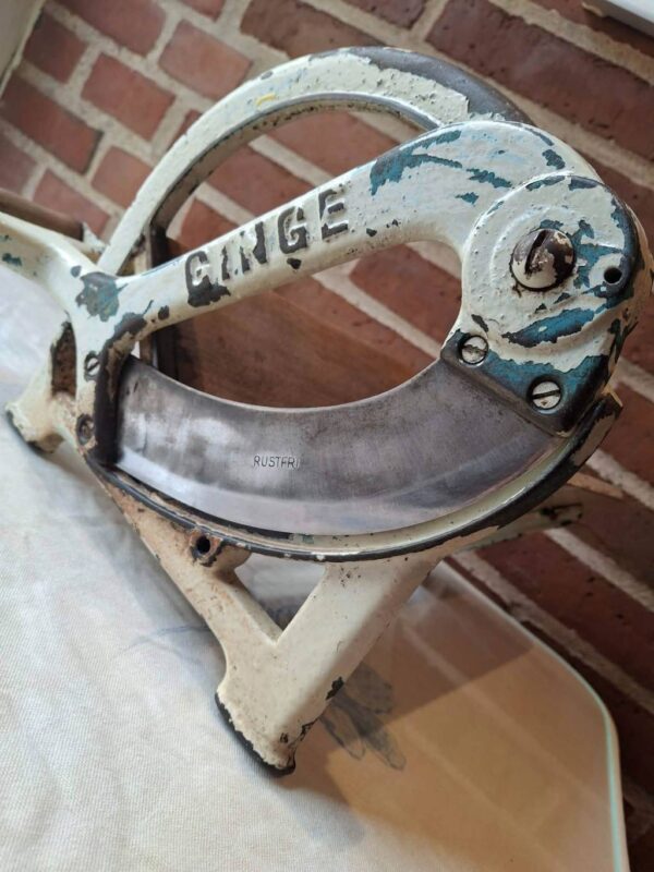 Detaljebillede af Ginge brødskærer med rustfri klinge og patina
