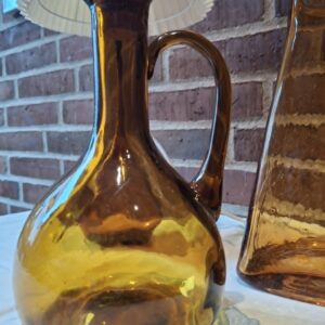 Vintage bordlampe i ravfarvet glas med plisseret skærm