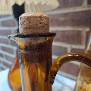 Vintage karaffel i ravfarvet glas med hank og prop