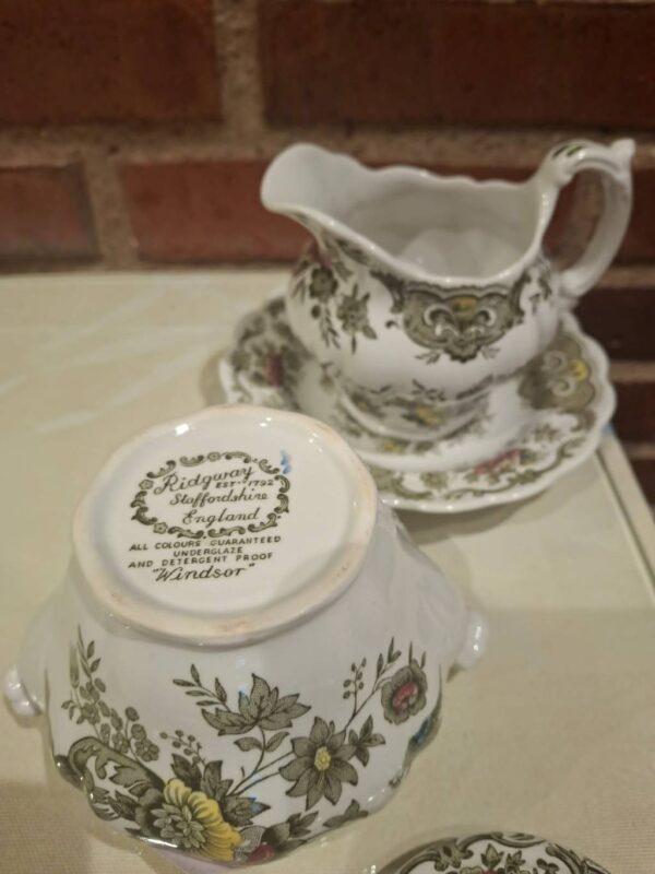 engelsk porcelæn blomstermønster