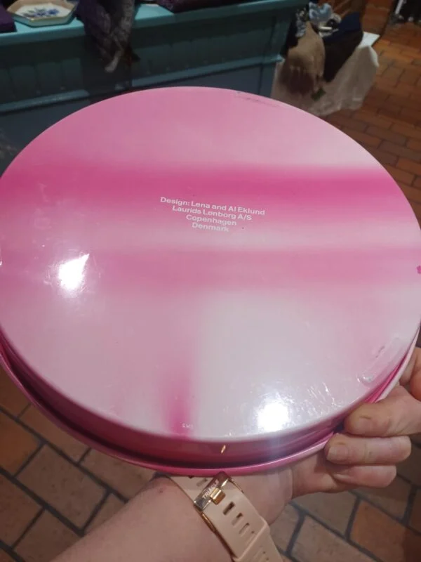 Pink bakkes bagside mærket Design: Lena and Al Eklund, Laurids Lønborg A/S, Copenhagen, Denmark.