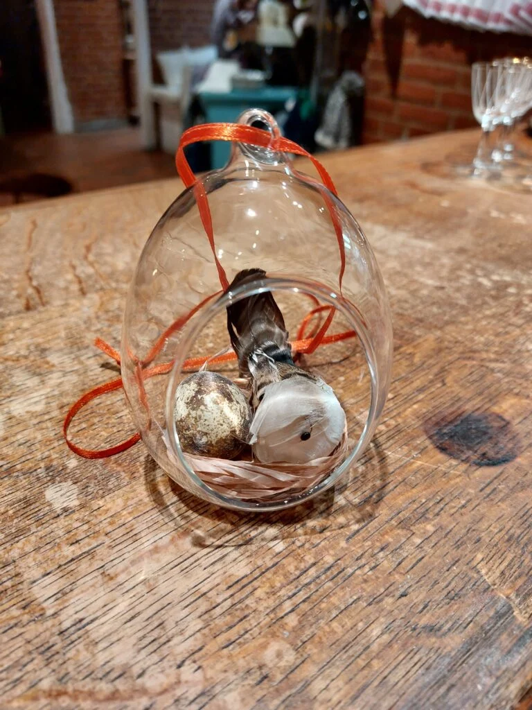 Glas kuppel med fuglerede, fugl og æg