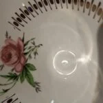 Nærbillede af et rosenmotiv og gulddetaljer på en kagetallerken fra Winterling Bavaria Tyskland.