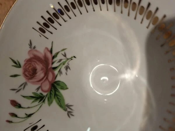 Nærbillede af et rosenmotiv og gulddetaljer på en kagetallerken fra Winterling Bavaria Tyskland.