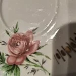 Nærbillede af en underkop fra Winterling Bavaria Tyskland med et smukt rosenmotiv og gulddetaljer.