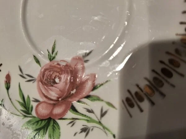 Nærbillede af en underkop fra Winterling Bavaria Tyskland med et smukt rosenmotiv og gulddetaljer.