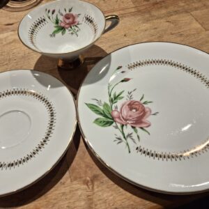 Et Winterling Bavaria Tyskland koppesæt bestående af kop, underkop og kagetallerken med roser og gulddetaljer.