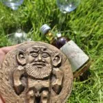 Nærbillede af en bronzemedalje med et hovedmotiv, muligvis Færømedaljen 1980 af Zacharias Heinesen, holdt i en hånd.