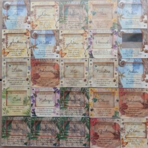 En samling af personlige navneskilte med magneter, hver med et unikt navn og et farverigt, illustreret motiv.