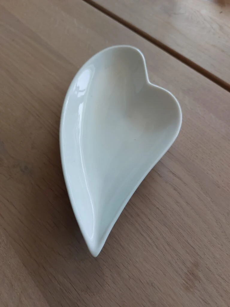 Lille hjertefad i hvidt porcelæn