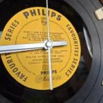 Et nærbillede af urskiven på et LP-ur, der viser Philips branding og tidsmarkeringer af dominobrikker.