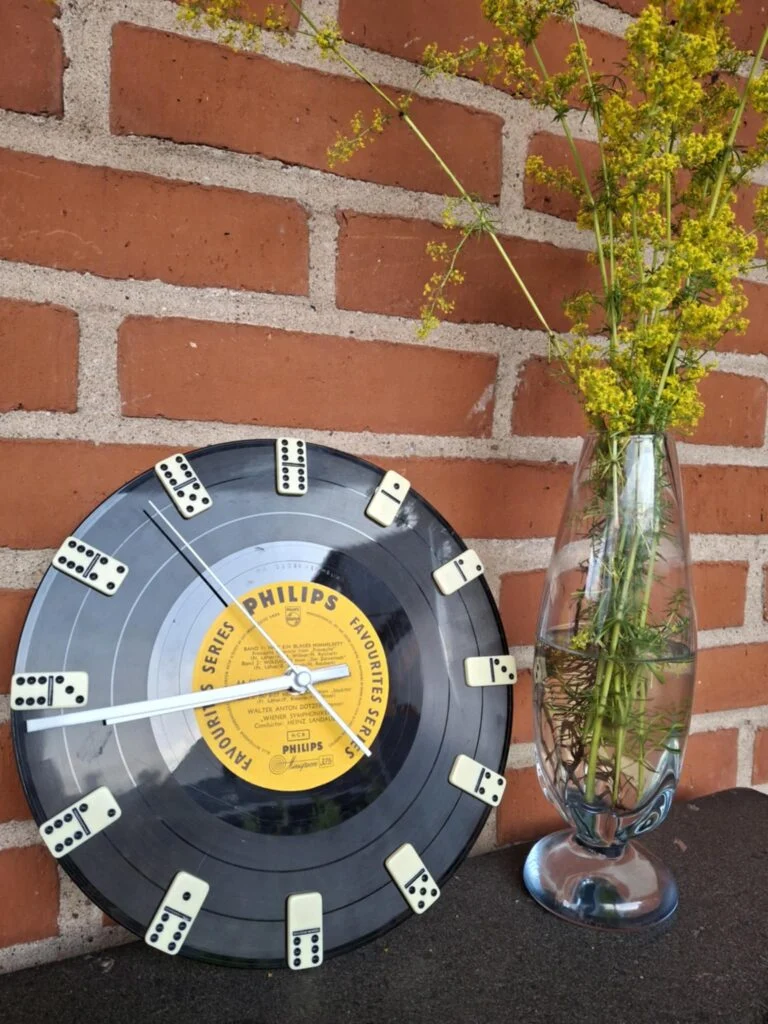 Tid med Toner – Håndlavet LP-ur med dominobrikker