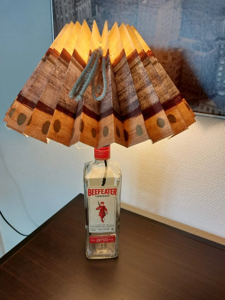 Beefeater flaskelampe med foldet skærm