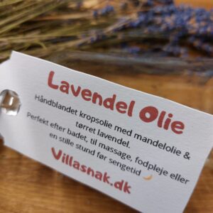 Etiket for 'Lavendel Olie' fra Villasnak.dk, med tekst om produktet på en hvid label.