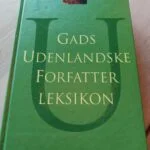 Forsiden af Gads Udenlandske Forfatterleksikon, en grøn bog med gylden bogstaver og lille illustration.