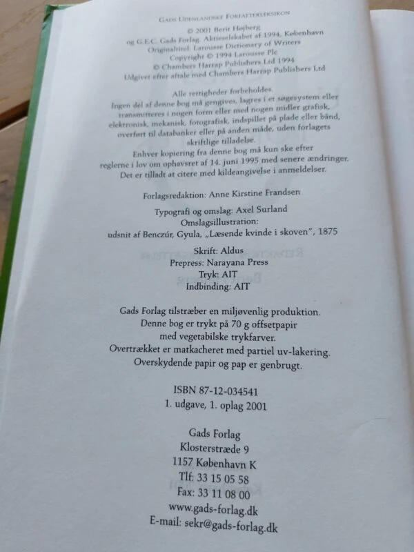 Inde i Gads Udenlandske Forfatterleksikon, med copyrightinformation og udgivelsesår 2001.