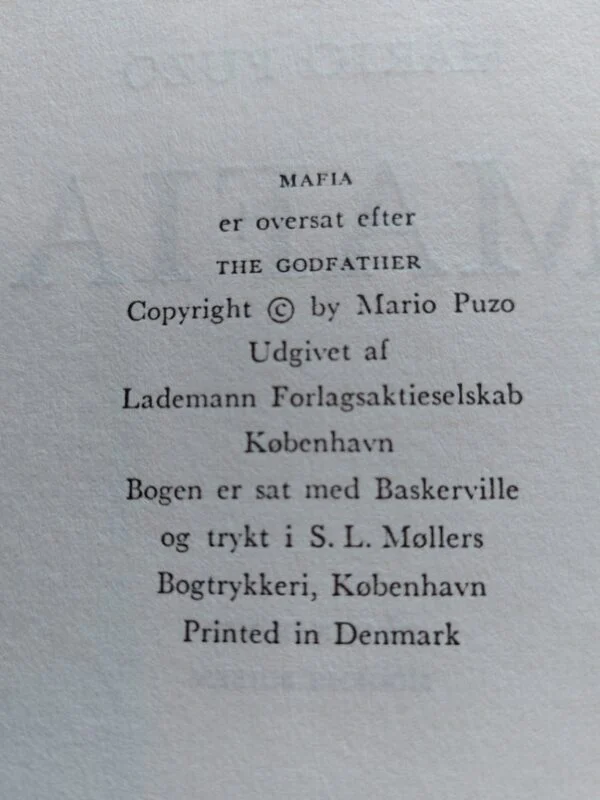 Sidetitel og copyrightinformation fra bogen 'Mafia' af Mario Puzo, udgivet af Lademann Forlag.