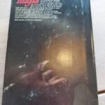 Bagsiden af bogen 'Mafia' af Mario Puzo med en mørk baggrund og tekst om bogen.