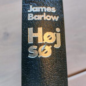 Ryggen af bogen 'Høj sø' af James Barlow med sølvfarvet tekst på mat sort omslag.