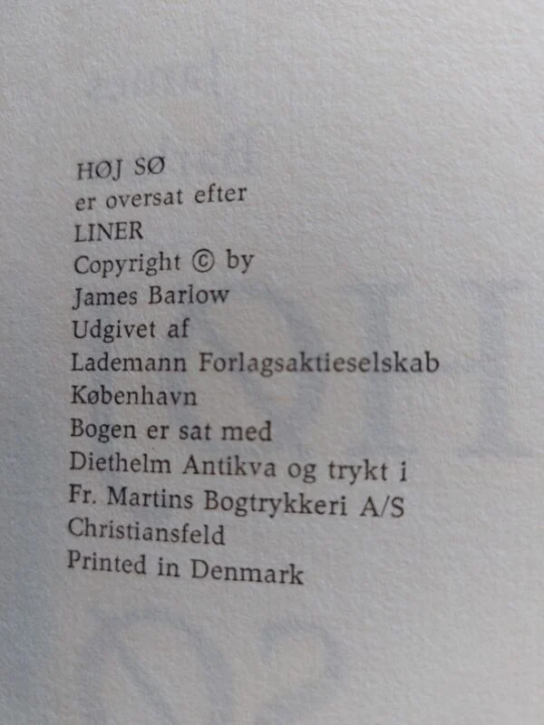 Kolofon i Høj sø med originaltitlen Liner og Fr. Martins Bogtrykkeri i Christiansfeld.