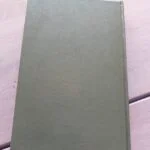 Togkapring af John Godey. Bogen er en ensfarvet, olivengrøn hardback uden illustrationer på forsiden og ryggen.