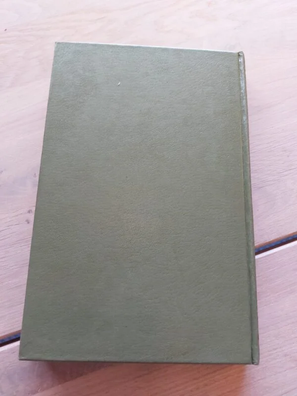 Togkapring af John Godey. Bogen er en ensfarvet, olivengrøn hardback uden illustrationer på forsiden og ryggen.