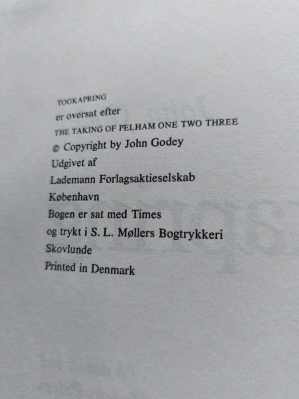 Kolofon i Togkapring med originaltitlen The Taking of Pelham One Two Three og Lademann som udgiver.