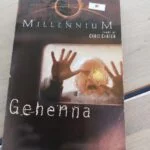 Mørkt omslag til Millennium: Gehenna af Lewis Gannett med et ansigt og hænder mod en skærm.