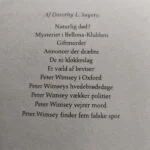 Trykt liste over danske Dorothy L. Sayers-titler inde i Adel forpligter, blandt andet Giftmordet og Peter Wimsey i Oxford.