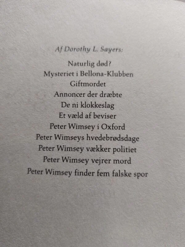 Trykt liste over danske Dorothy L. Sayers-titler inde i Adel forpligter, blandt andet Giftmordet og Peter Wimsey i Oxford.