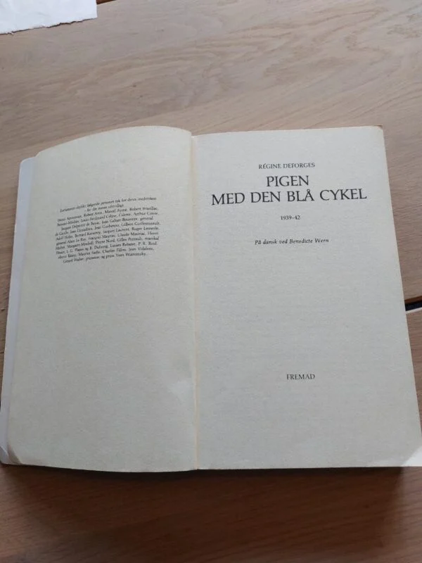 Opslag med titelblad og kolofon i Pigen med den blå cykel.