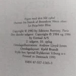 Bagsiden af bogen Pigen med den blå cykel med en anmeldelse og beskrivelse af bogens historie.