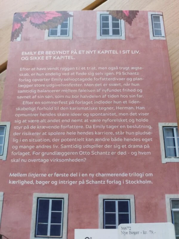 Mellem linjerne af Johanna Schreiber. Bogen er vist forfra og har blåt og pastelfarvet cover med romantisk motiv.