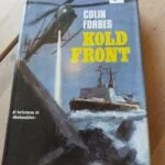 Blåt omslag til Kold front af Colin Forbes med gul titel, en helikopter, et skib og et havmotiv.