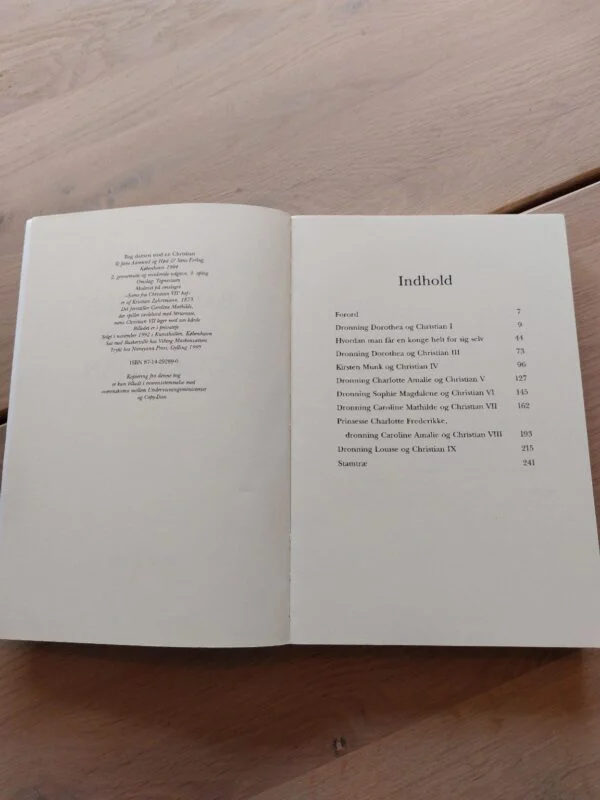 Bogen Bag damen stod en Christian ligger åben med kolofonen til venstre og indholdsfortegnelsen til højre.