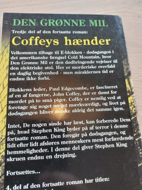 Bagsiden af bogen Den Grønne Mil 3: Coffeys hænder med en handlingsoversigt om fangevogter Paul Edgecombe.